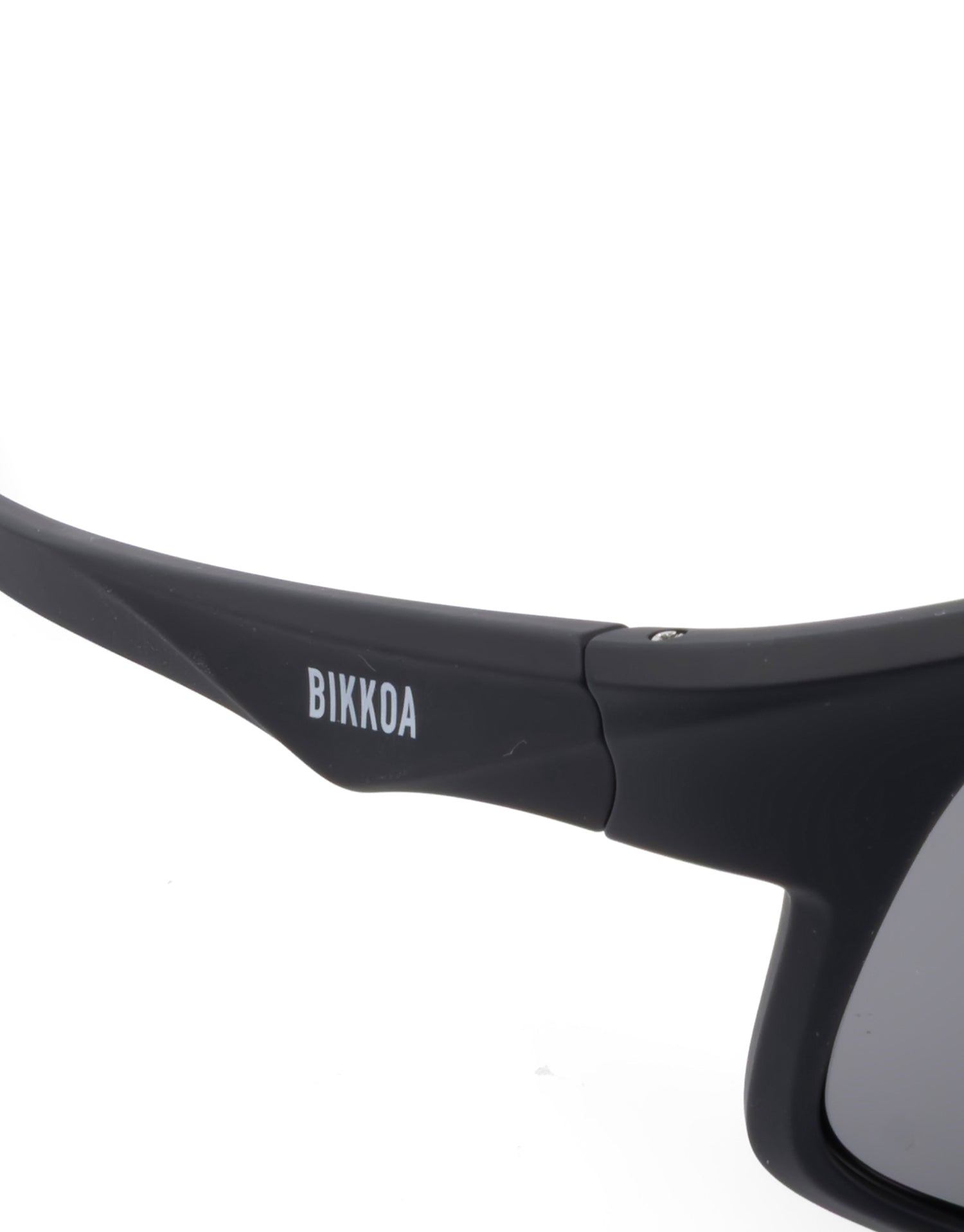 Detalle de la lente negra Cat.3 y patilla con acabado rubber en las gafas BIKKOA RELION - Negra