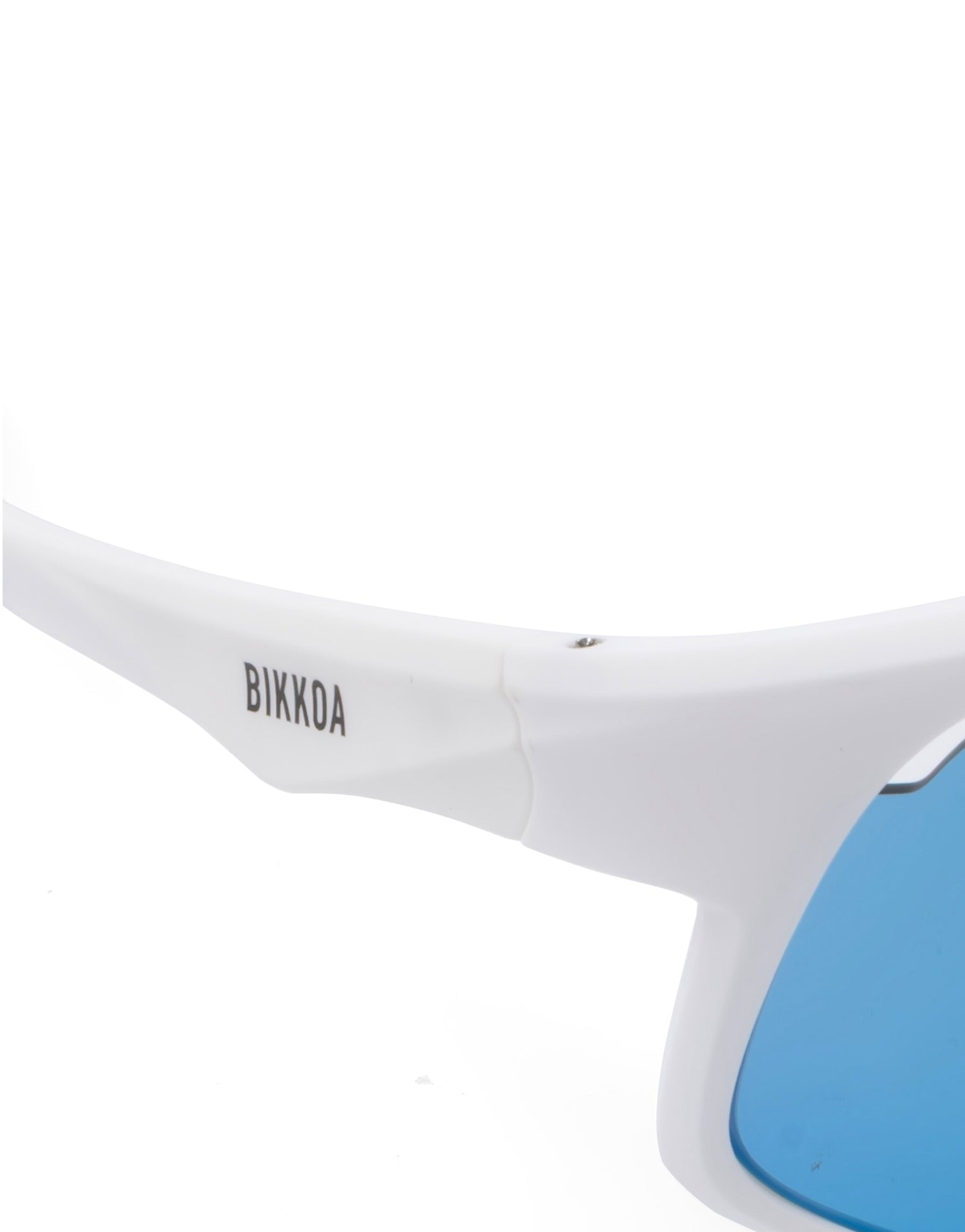 Detalle de la lente azul Revo y patilla con acabado rubber en las gafas BIKKOA RELION - Azul Navy