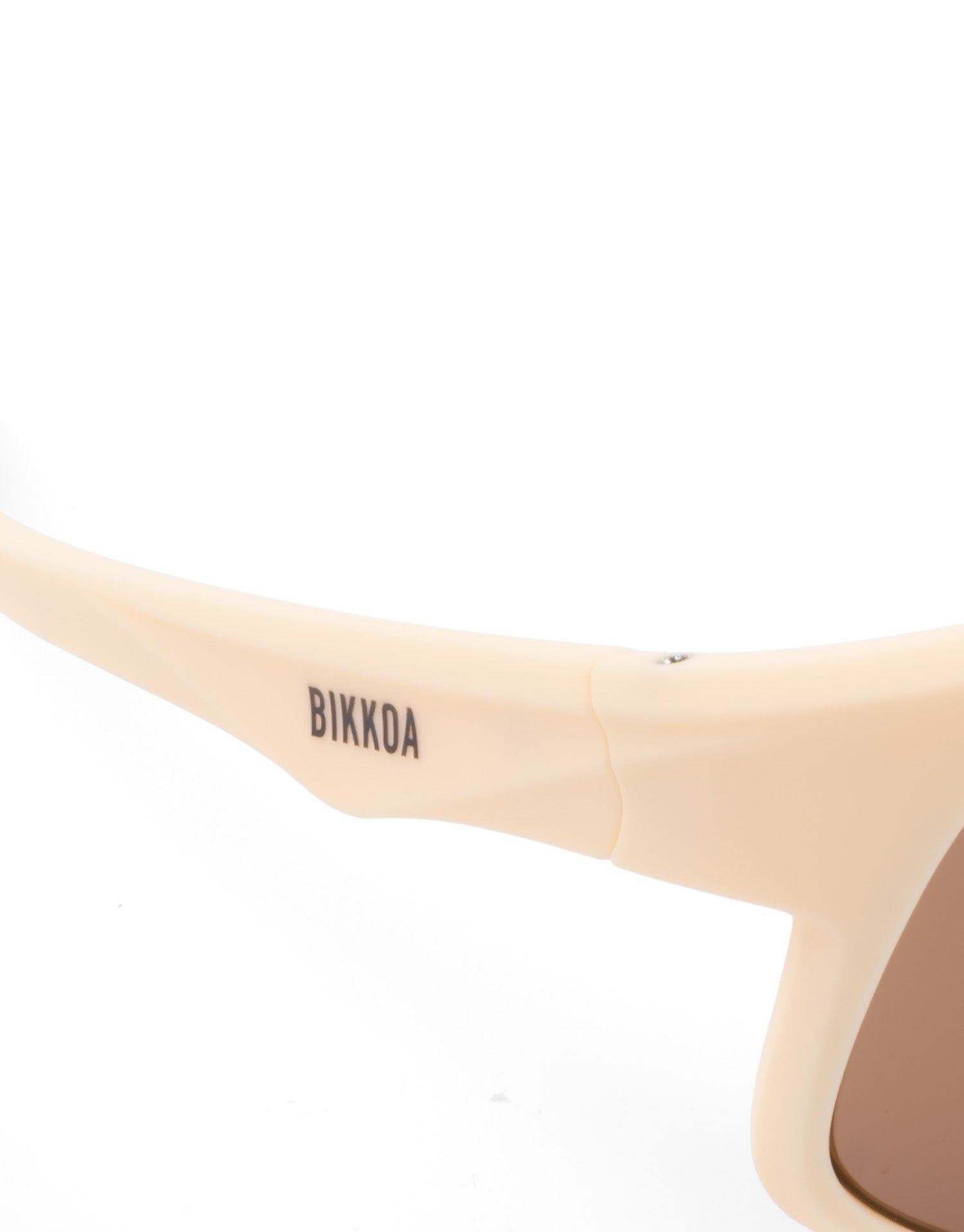 Detalle de la lente marrón Cat.2 y patilla rubber en las gafas BIKKOA RELION - Marrón