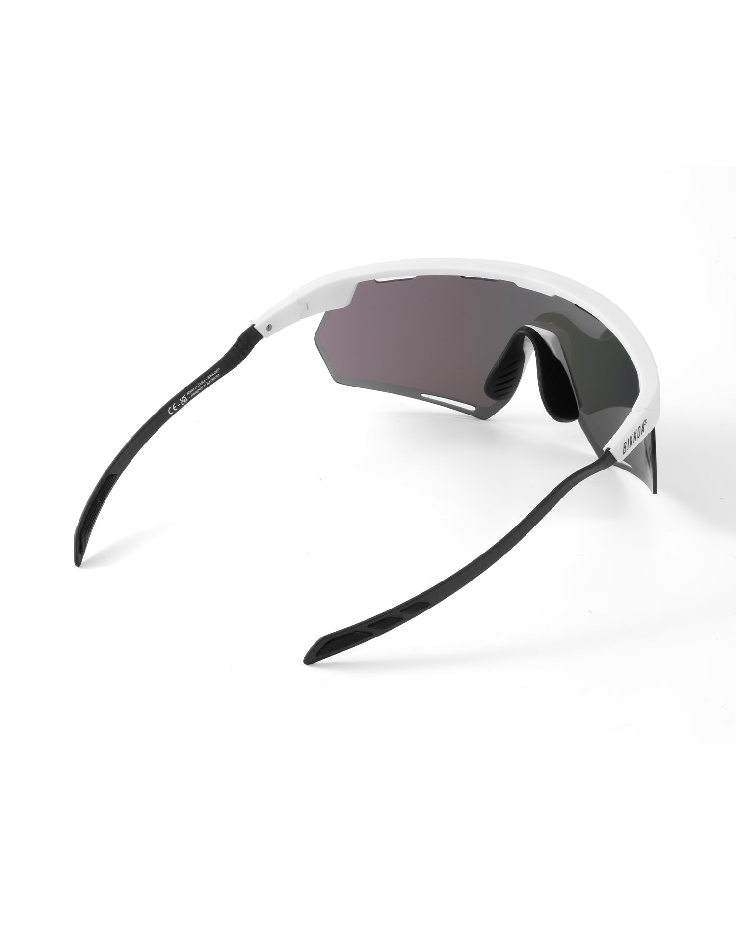 Gafas deportivas BIKKOA STRATOX con lente azul REVO y montura blanca con patillas de carbono, vista trasera lateral derecha con diseño envolvente y patillas de carbono ultraligeras - azul