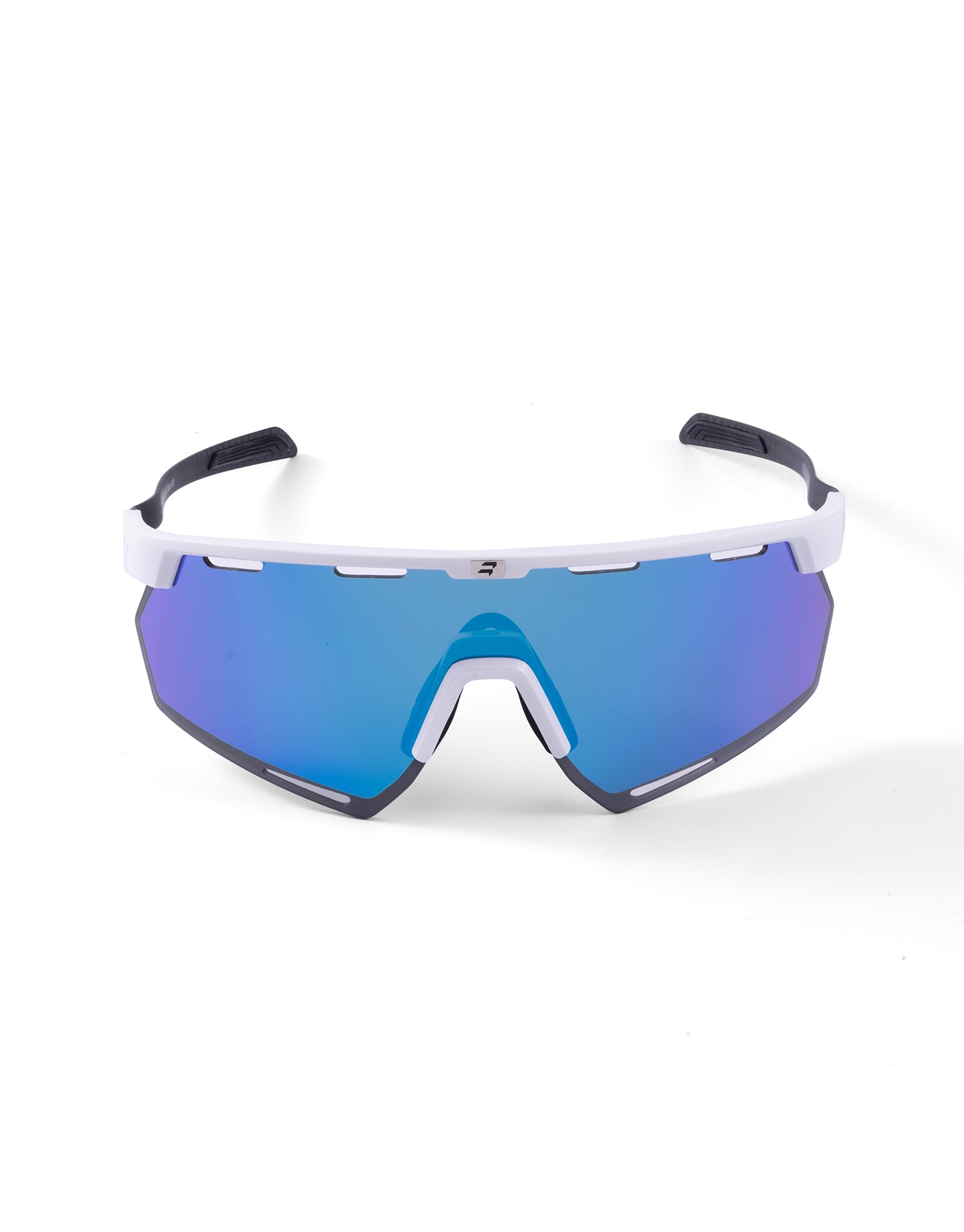 Gafas deportivas BIKKOA STRATOX con lente azul REVO y montura blanca con patillas de carbono, vista frontal completa con lente azul REVO perforada AIR VENT para máxima aerodinámica en ciclismo y running - azul