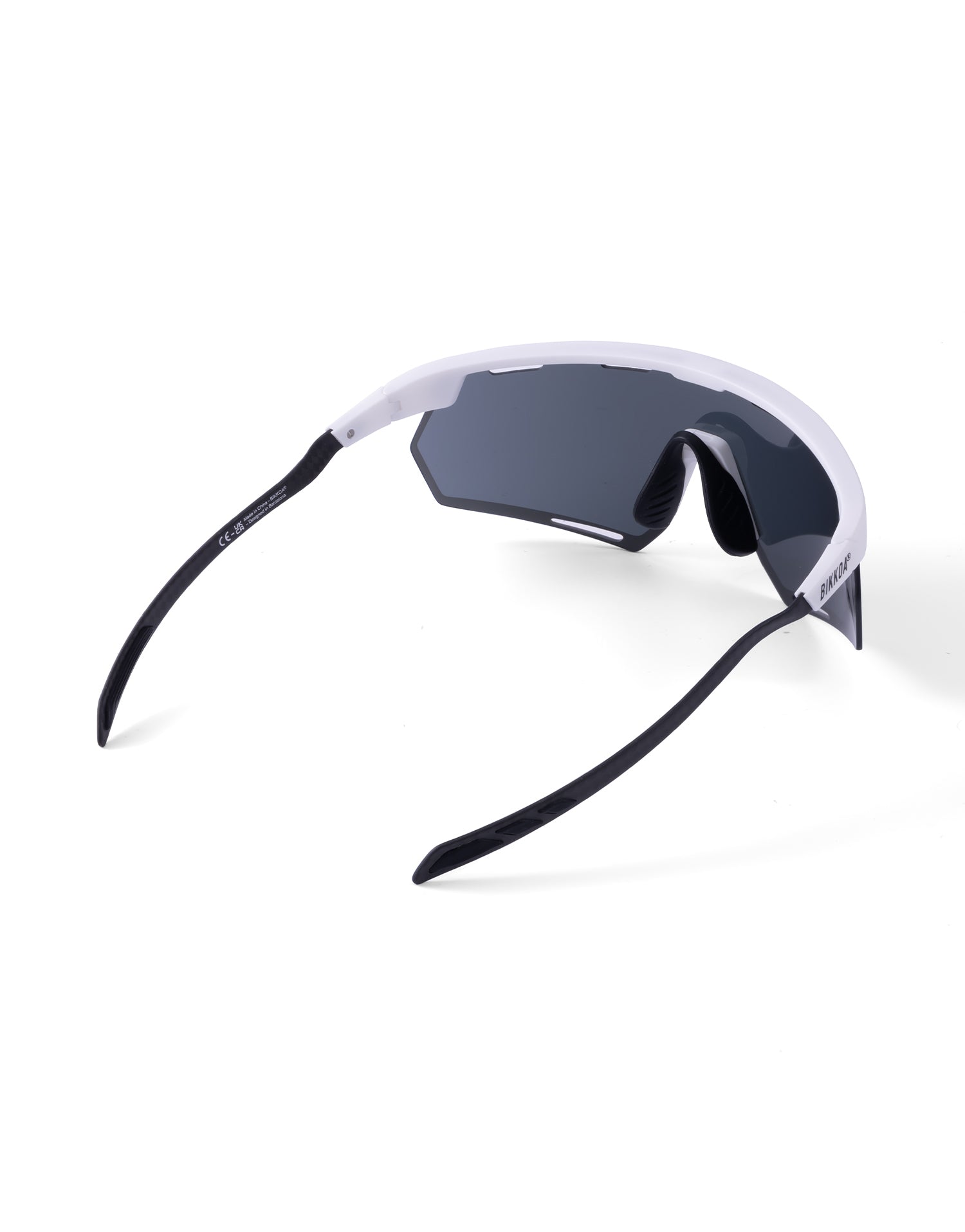 Gafas deportivas BIKKOA STRATOX con lente dorada REVO y montura blanca con patillas de carbono, vista trasera lateral derecha con diseño envolvente y patillas de carbono ultraligeras - dorada