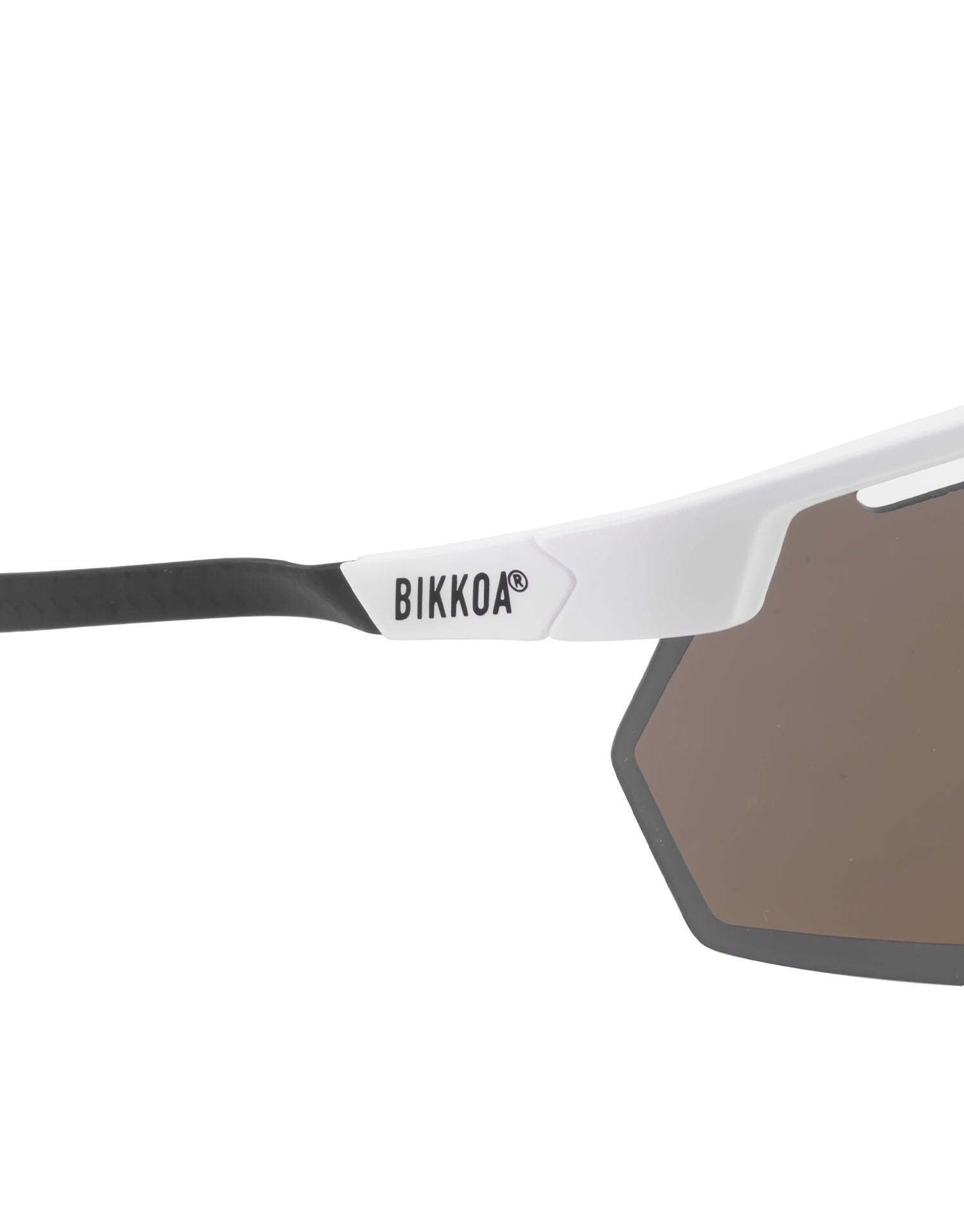 Gafas deportivas BIKKOA STRATOX con lente dorada REVO y montura blanca con patillas de carbono, detalle de la lente dorada REVO perforada AIR VENT y patillas de carbono ergonómicas - dorada