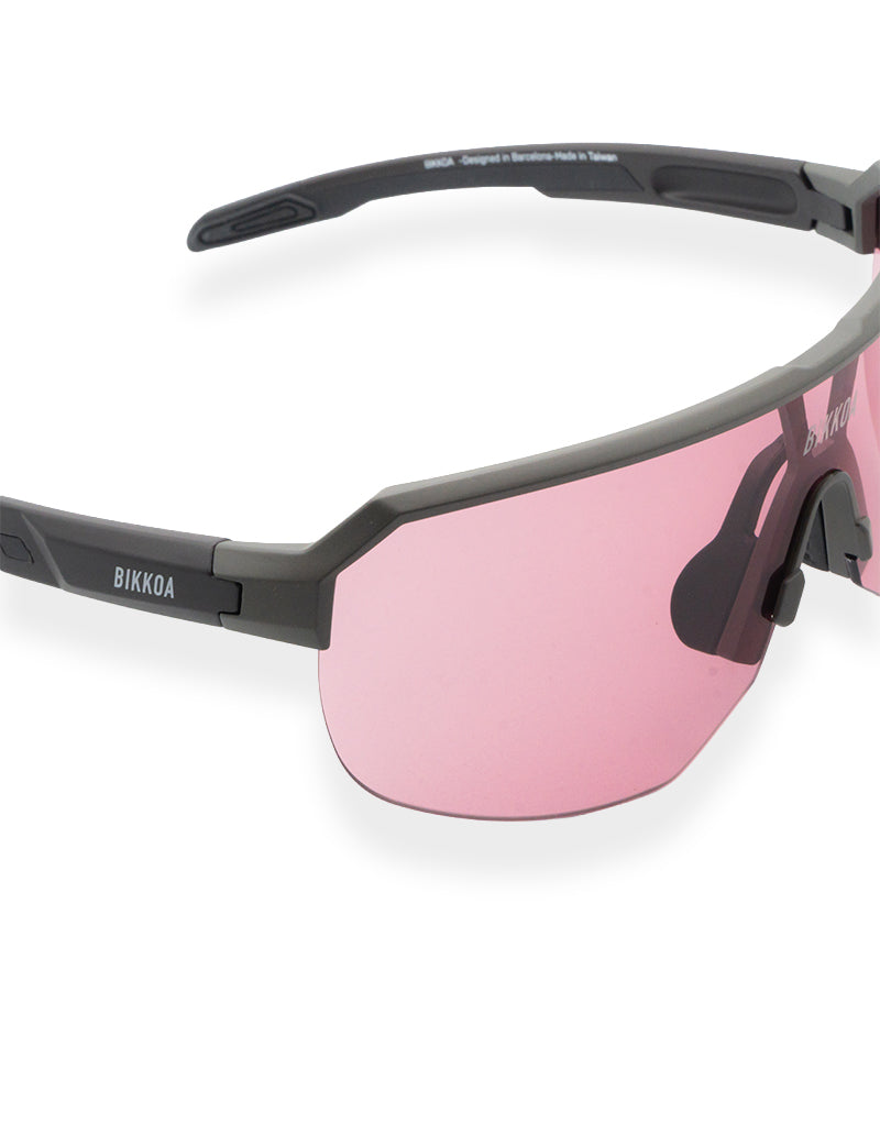 Detalle montura ZYRA y lente técnica categoría 3 - Rosa