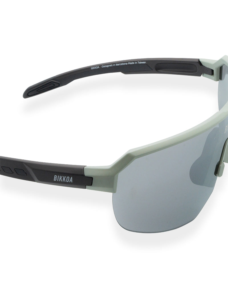 Detalle montura ZYRA y lente técnica categoría 3 - Plateada