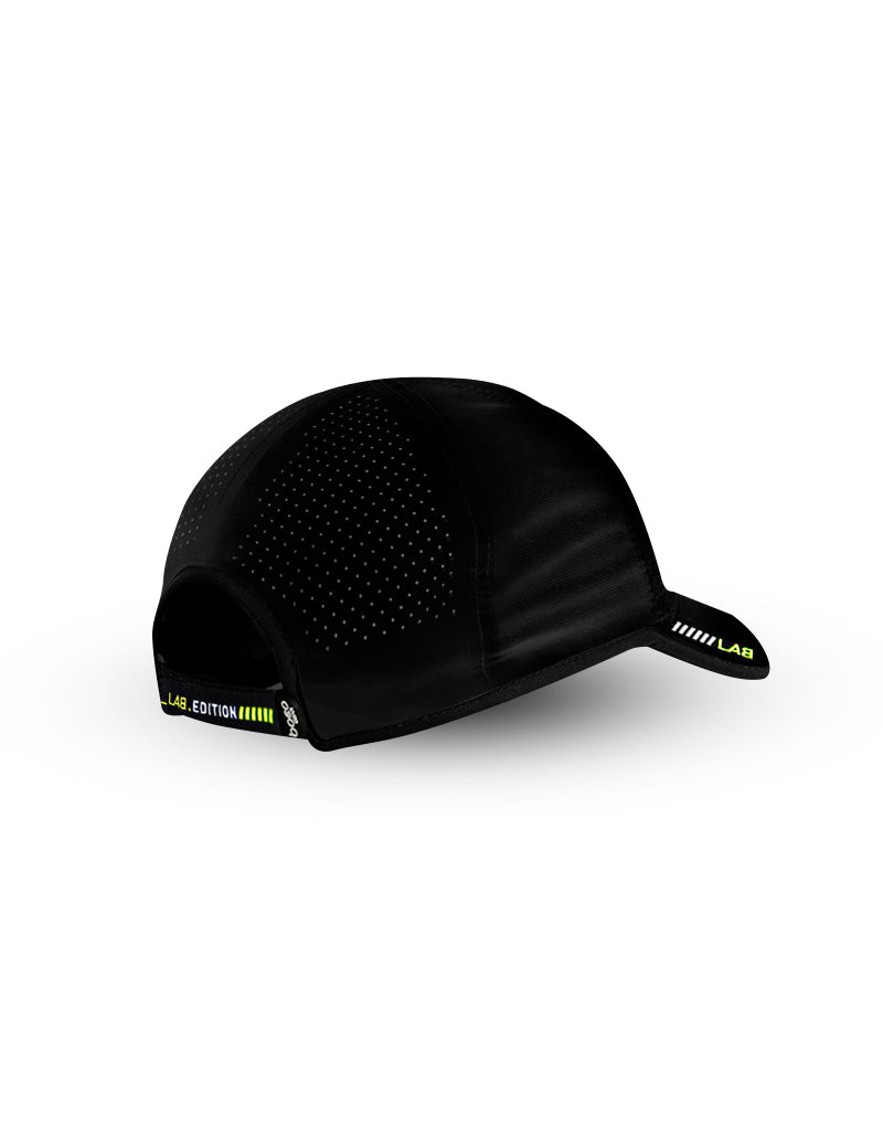 Parte trasera de la gorra lab con cierre ajustable y detalle reflectante – Gorra deportiva BIKKOA® LAB diseñada para máximo confort, ligereza y ventilación en deportes de alto rendimiento.