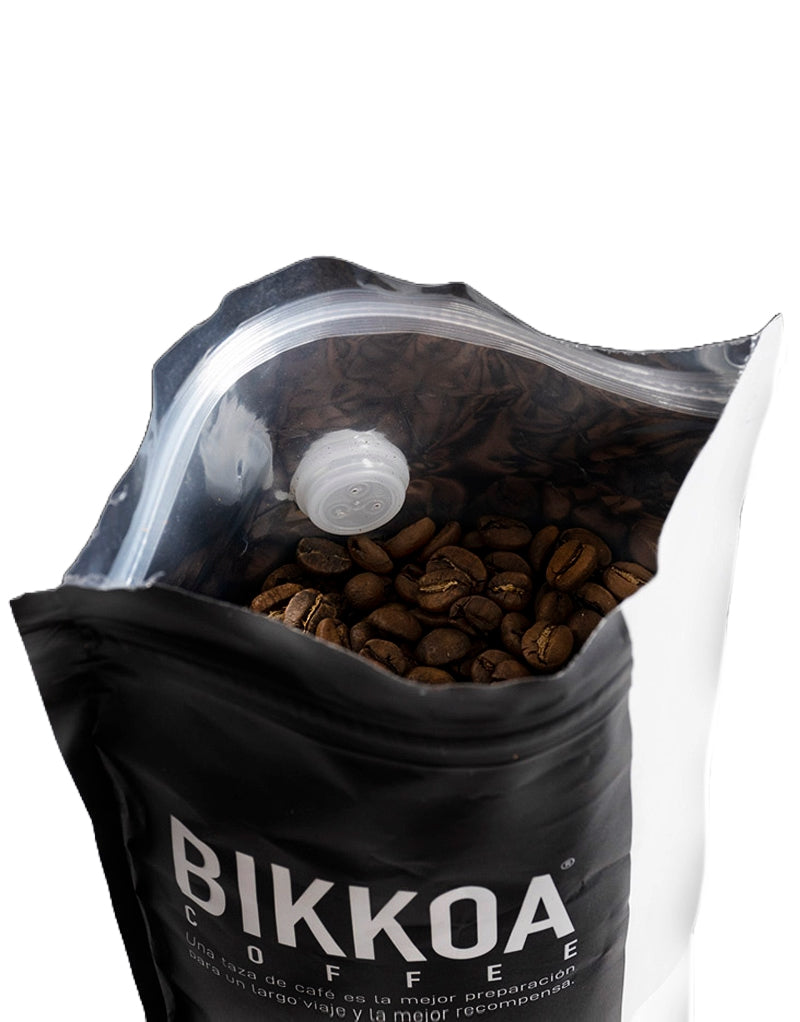 Detalle del grano de café 100% arábica seleccionado para deportistas – Sport Coffee funcional BIKKOA® para deportistas con energía limpia y sabor premium.